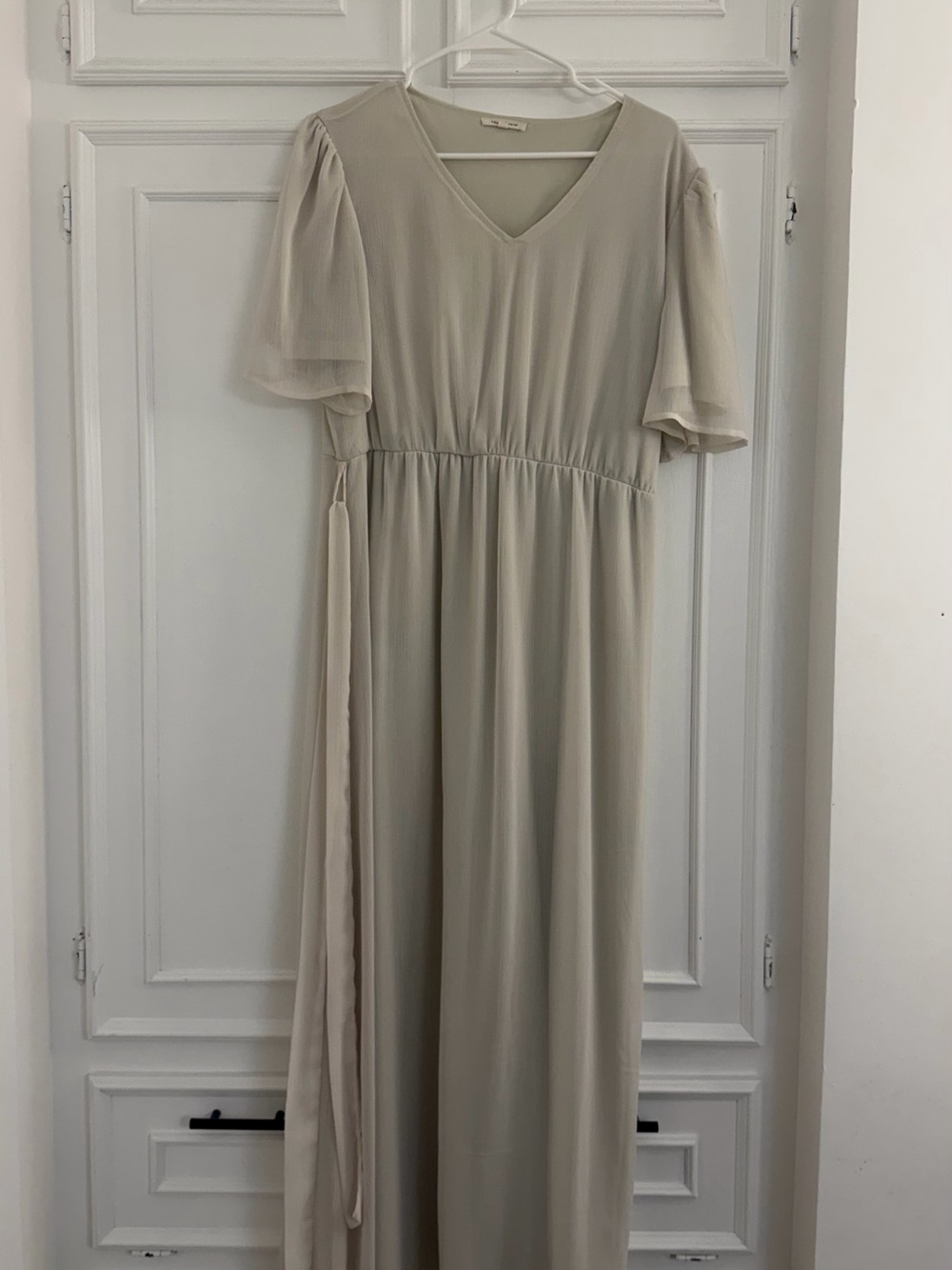Elegant V-Neck Cream Maxi Dress with Short Flutter Sleeves
